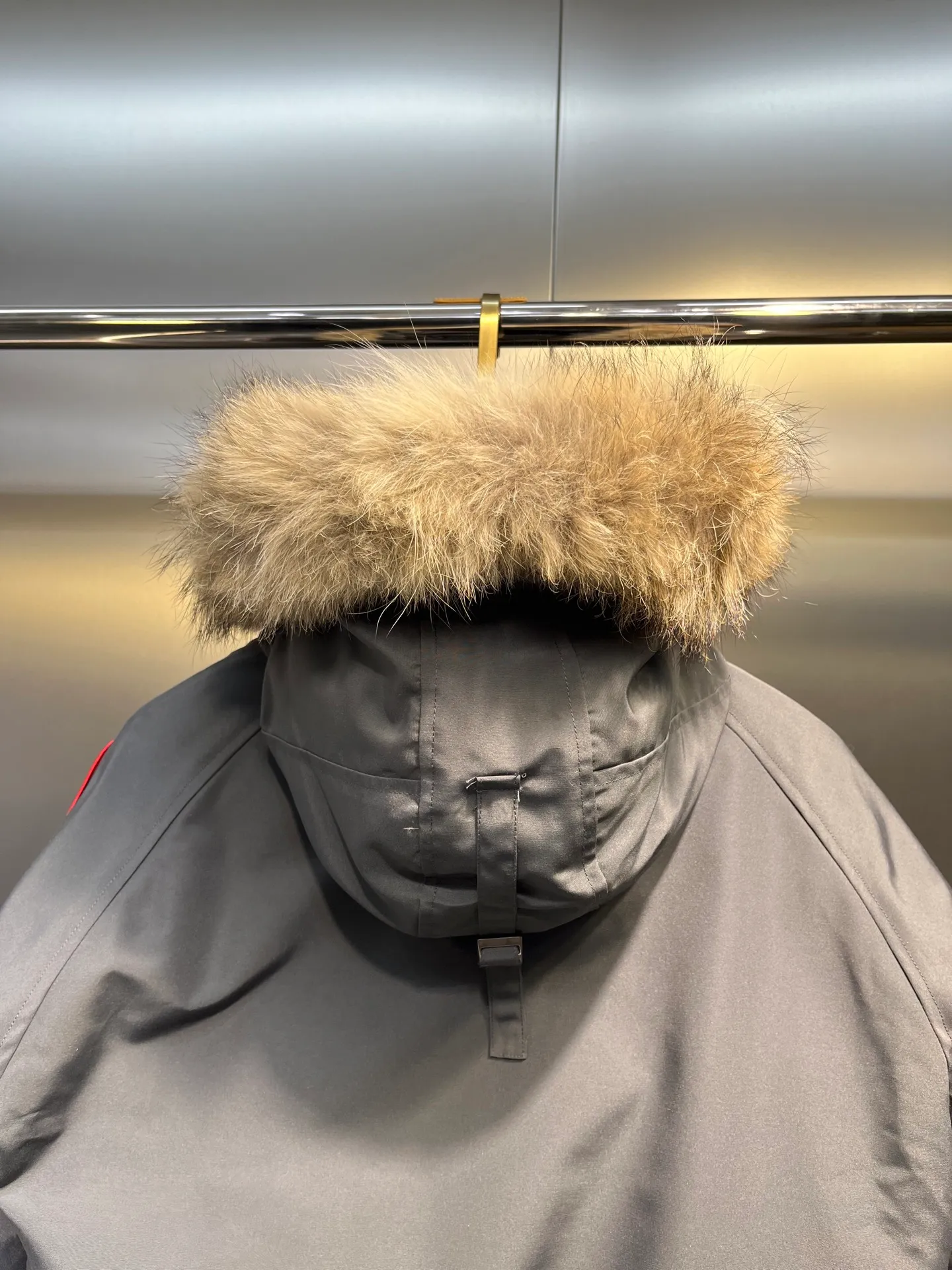 P780 CANADA GOOES 02 model (graphite gray) Chilliwa bomber jacket 02 model, chosen by Arctic and Antarctic scientific expedition teams as cold-proof equipment, the Rolls-Royce of down jackets. ➖ Industry-leading anti-counterfeiting chip sensing. ➖ Imported Behringer embroidery machines and customized embroidery labels, the highest level and industry leading. ➖ Imported Korean 21-count polyester-cotton blended original fabric, TC85 waterproof coated fabric, water-repellent, windproof and wear-resistant. ➖ The new national standard 80 white duck down is filled with an average of 520 grams of down. The amount of down filled is industry-leading. ➖ 100% nylon lon lining with double double-layer sealing design to prevent velvet running, seamless thread design on cuffs! ➖ Western Canadian Green Wolf Collar. ➖ Yoshida YKK provides original factory-customized electroplated sliders. YKK two-way lockable zippers are tight and smooth and do not peel off paint. ➖ 3M composite Velcro is durable and the accessories and hardware are all custom-made. Note: Our copywriting is only simple and clear. Instead of bragging about the copywriting, it is better to compare and understand with samples. Only for the purest, most focused, most professional, highest quality, and highest sex!  size：xs-xl